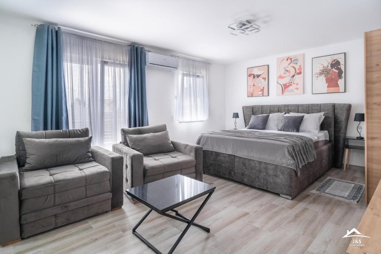 J&S Apartments Ni Exteriör bild