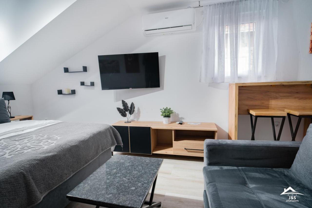 J&S Apartments Ni Exteriör bild